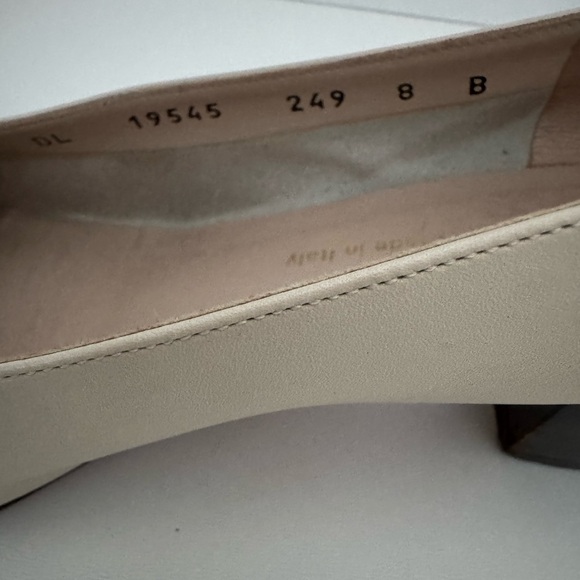 Salvatore Ferragamo Boutique Made in Italy Cream Heeled Loafers Size 8 - Picture 10 of 16